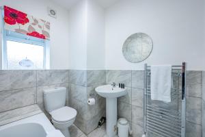 莫利*RB60GP* For your most relaxed & Cosy stay + Free Parking + Free Fast WiFi *的白色的浴室设有卫生间和水槽。