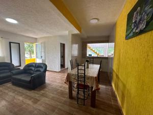 瓜鲁柳斯Rancho NPI的客厅配有桌子和沙发