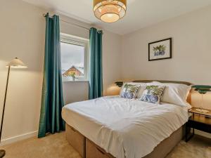 2 Bed in Gower 91726的一间卧室配有一张带绿色窗帘的床和窗户。