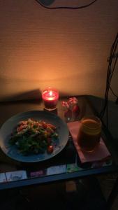 维尔纽斯Cosy apartment near downtown and airport的桌上的食盘,带蜡烛