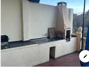 科尔多瓦Villa Carmen的一个带水槽和炉灶的户外厨房