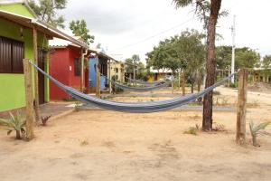 三玛丽亚镇Pousada Sitio do Terrao的村庄里一棵树上绑着的吊床