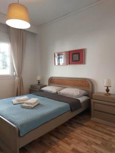 卡瓦拉Nicola's House - Palio的一间卧室配有一张床,上面有两条毛巾