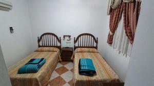 Villanueva de AlgaidasHostal Algaidas的一间客房内配有两张床的房间