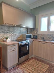 卡瓦拉Nicola's House - Palio的厨房配有木制橱柜和炉灶烤箱。