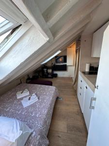 巴黎Marais Rooftop Studio - Metro Filles du Calvaire的小房间设有床和厨房