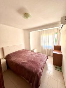巴塞罗那3 bedrooms flat near of the beach的一间卧室设有一张大床和一个窗户。