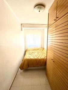 巴塞罗那3 bedrooms flat near of the beach的一间小卧室,配有床和窗户