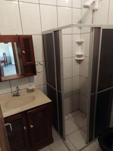 里奥格兰德Casa 6 minutos Praia do Cassino.的带淋浴、盥洗盆和镜子的浴室