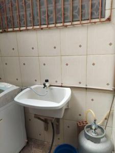 里奥格兰德Casa 6 minutos Praia do Cassino.的小型浴室设有水槽和家具