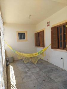 里奥格兰德Casa 6 minutos Praia do Cassino.的挂在墙上的黄色绳子的房间