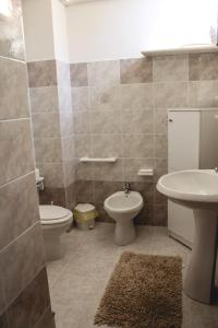 弗卢米尼马焦雷Agriturismo Perdaba的浴室设有2个卫生间和水槽