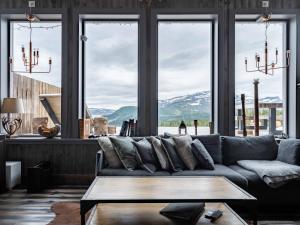 奥勒Åre Valley Lodges - Kopparvillan的带沙发的客厅,享有山景