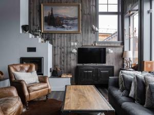 奥勒Åre Valley Lodges - Kopparvillan的带沙发和电视的客厅