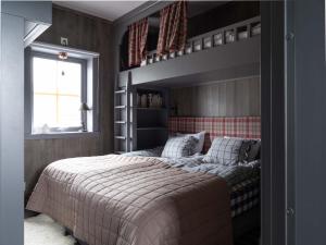 奥勒Åre Valley Lodges - Kopparvillan的一间卧室配有双层床和窗户。