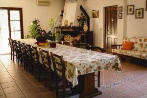 弗卢米尼马焦雷Agriturismo Perdaba的一间带桌椅和沙发的用餐室