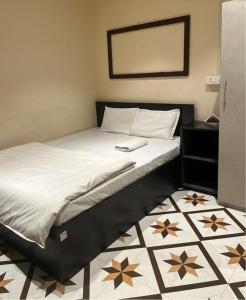 因帕尔OYO Flagship The Thangal Hotel的一间卧室配有一张黑色床架