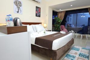 开罗Cairo City Center Dreamers Hotel & Suites的酒店客房设有一张大床和一张桌子。