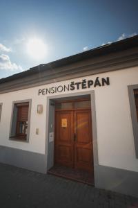 米库洛夫Pension Štěpán的一座建筑,上面有一对木门