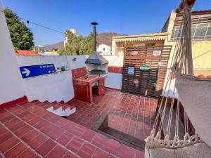 萨尔塔Casa Montaña的房屋内带烧烤架的砖砌庭院