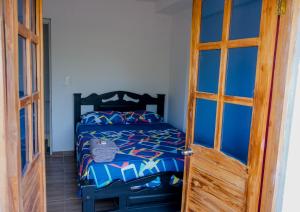 圣安特罗Cabañas en San Antero Bambumar2的一间卧室配有一张床和一扇木门