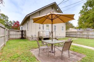 乔普林The Porter Pearl Centrally Located Joplin Home!的院子里的桌椅和雨伞