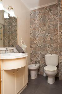 拉雷多Apartamento en Costa de Cantabria, Laredo的一间带水槽、卫生间和镜子的浴室