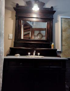 圣马丁德洛斯Tres Coronas的一间带水槽和镜子的浴室