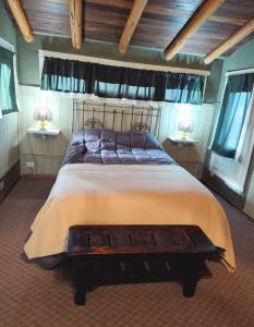 圣马丁德洛斯Tres Coronas的一间卧室设有一张大床和两个窗户。