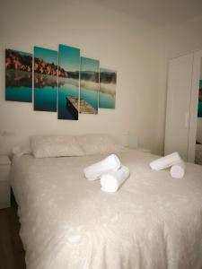 格拉纳达La casita de Lyra的一间卧室配有带3条毛巾的床