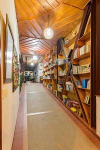 普韦布洛保弗拉诺若斯德尔金迪奥酒店的书架上装满书的书库
