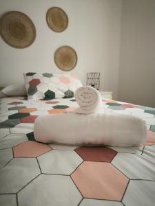 格拉纳达La casita de Lyra的床上有一条白色毛巾