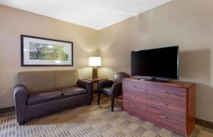列克星敦美国长住酒店 - 列克星敦 - 泰茨克里克的客厅配有平面电视和椅子。