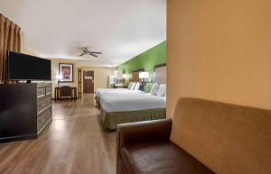 费尔菲尔德美国长住酒店 - 费尔菲尔德 - 纳帕谷的酒店客房,配有床和沙发