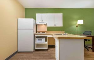 费尔菲尔德美国长住酒店 - 费尔菲尔德 - 纳帕谷的厨房配有白色冰箱和台面