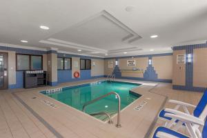 米西索加Executive Residency by Best Western Toronto-Mississauga的一座带游泳池的大楼内的大型游泳池