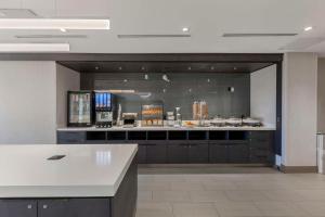 米西索加Executive Residency by Best Western Toronto-Mississauga的一间大厨房,在房间内配有柜台