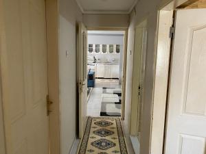 KarataşKuzey’s home的走廊上设有门,地板上铺有地毯