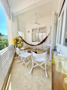 卡塔赫纳Bello apartamento corazón de Cartagena colonial的阳台设有带椅子和吊床的庭院。