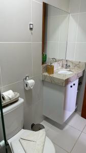 苏巴乌马Apartamento Doce Lar Resort Treebies Subauma的白色的浴室设有卫生间和水槽。