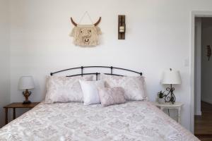 峡谷城The Country Escape的一间卧室配有带粉色和白色枕头的床