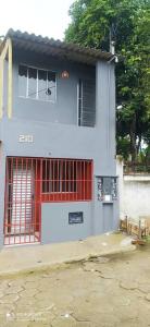 塞古罗港Mini Casa em Arraial d'Ajuda的红色门和门的房子