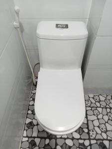 胡志明市Sea123的浴室铺有瓷砖地板,设有白色卫生间。