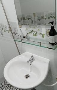 胡志明市Sea123的浴室设有白色水槽和镜子
