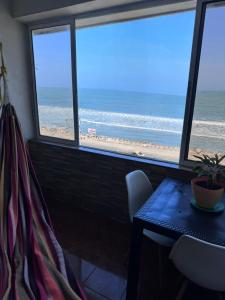 卡塔赫纳Encanto en Cartagena, aparatamento Duplex con vista al mar的配有桌子并享有海滩景色的客房