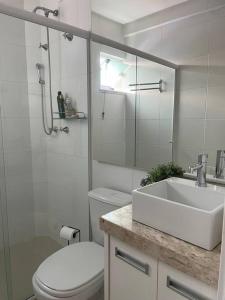 邦比尼亚斯Muito confortável, vista do mar, todo climatizado的白色的浴室设有水槽和卫生间。