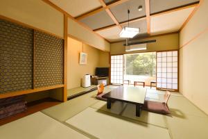 日光Ooedo Onsen Monogatari Hotel Kinugawa Gyoen的客厅配有桌椅