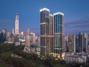 深圳深圳福田中心智选假日酒店的城市高耸的摩天大楼景