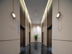 深圳深圳福田中心智选假日酒店的建筑中间一条种植植物的走廊