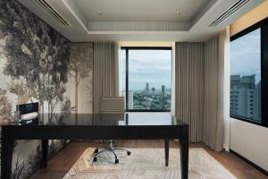 曼谷曼谷 JW 万豪酒店的一个带书桌的办公室,位于一个窗户的房间